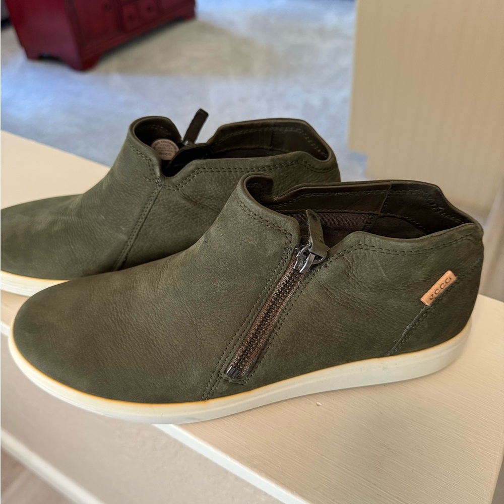 ECCO Women’s Olive Green Sneakers New Without Tags - Picture 2 of 4